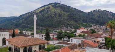 Berat, Arnavutluk - 5 Haziran 2022: Berat 'ın panoramik görünümü