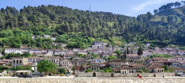Berat, Arnavutluk - 5 Haziran 2022: 1000 pencereli bir kasabanın panoramik manzarası