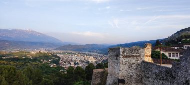 Berat, Arnavutluk - 5 Haziran 2022: Berat kalesinden gün batımında Berat 'ın panoramik manzarası