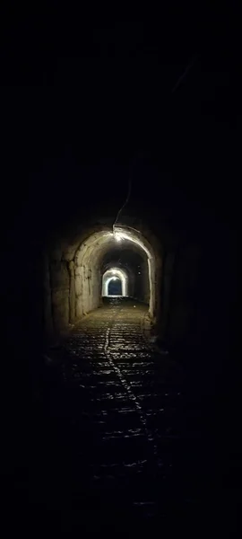 阿尔巴尼亚吉诺卡斯特 2022年6月5日 夜间吉诺卡斯特城堡下的行人隧道 — 图库照片