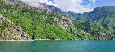 Arnavutluk 'taki bir feribottan Komani Gölü manzarası