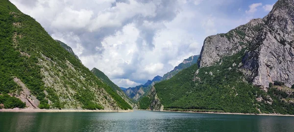 Arnavutluk 'taki bir feribottan Komani Gölü manzarası