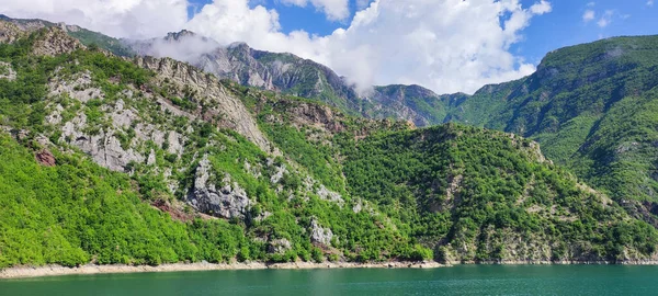 Arnavutluk 'taki bir feribottan Komani Gölü manzarası