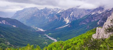 Arnavutluk 'un Lanetli Dağları' ndaki Valbone Valley Ulusal Parkı