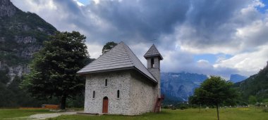 Arnavutluk 'un başkenti Theth' in güzel küçük Katolik kilisesi