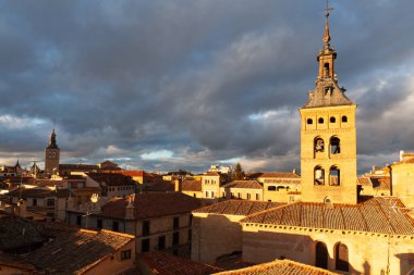 Segovia, İspanya - 4 Ocak 2021: San Martin Kilisesi çan kulesi