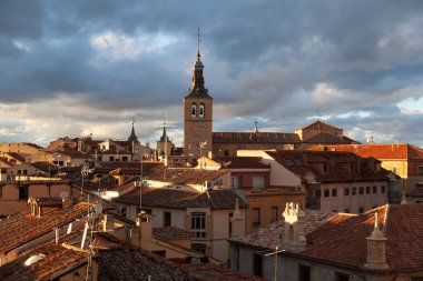 Altın saatinde katedral kuleleri ve dramatik gökyüzü ile Segovia 'nın panoramik manzarası,