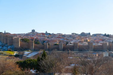 Avila, İspanya - 5 Ocak 2021: Avila ve antik duvar panoramik görünümü