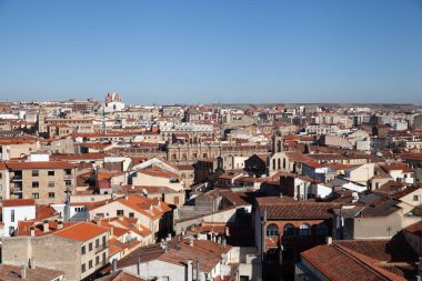 Salamanca, İspanya - 7 Ocak 2021: The Clergy Tower 'dan Salamanca' nın eski kasabasının panoramik manzarası