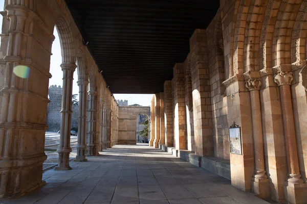 Avila, İspanya - 6 Ocak 2021: Basilica de San Vicente Geçidi