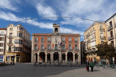 Zamora, İspanya - 8 Ocak 2021: Parlak mavi gökyüzü ile Zamora Belediye Binası