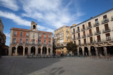 Zamora, İspanya - 8 Ocak 2021: Parlak mavi gökyüzü ile Zamora Belediye Binası