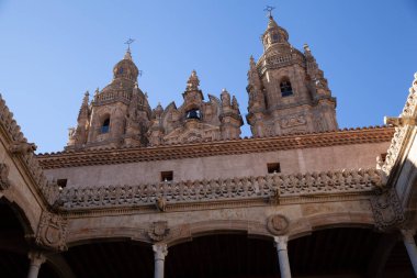 Salamanca, İspanya - 7 Ocak 2021: Casa de las conchas Manastır ve Scala Coeli Klerecia Kuleleri