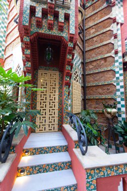 Barcelona, İspanya - Ekim 2023: Ziyaretçiler, Carrer de les Carolines girişinde canlı fayanslar ve yemyeşil seramiklerle Gaudi 'nin Casa Vicens' in karmaşık tasarımına hayran kaldılar.