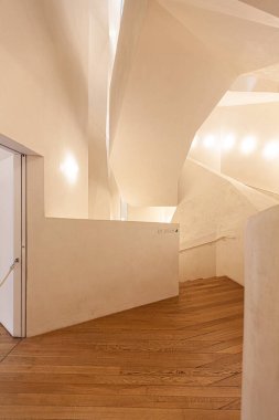 İspanya - Ekim 2023: Ziyaretçiler Casa Vicens 'in Gaudi' den farklı mimari özelliklerine hayran kalarak akış çizgileri ve organik şekiller sergiliyorlar. Doğal ışık iç mekanı aydınlatır..