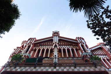 Barselona İspanya - Ekim 2023: Casa Vicens, Gaudi tarafından tasarlandı, karmaşık fayansları ve benzersiz biçimleriyle göze çarpıyor. Gökyüzü bu sanat şaheseri için çarpıcı bir zemin hazırlıyor..
