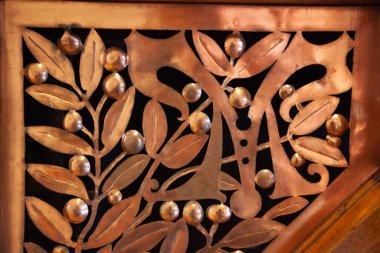 Place, Spain - Tarih, Ay, Yıl: Casa Vicens, Gaudi 'nin 19. yüzyıldaki kendine özgü sanatsal vizyonu ve zanaatkarlığını yansıtan doğal motifli ayrıntılı metalik tasarımlar sergiliyor.