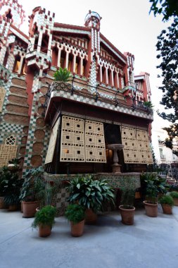 Place, İspanya - 2023, Ekim, 15: Casa Vicens, Gaudi tarafından tasarlandı, seramik seramik seramik seramik seramik seramik ve ayırt edici mimariye sahiptir. Bereketli bitkiler çarpıcı dış görünüşünü sarıp güzelliğini arttırır..