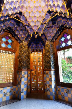 Casa Vicens, Barcelona, İspanya - Ekim 2023: Gaudi 'nin eşsiz tasarımındaki bu canlı tavan, süslü desenler, renkli fayanslar ve çarpıcı mimari detaylar içeriyor.