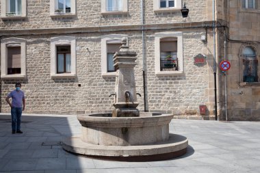 Vitoria-Gasteiz, İspanya - Temmuz 2023: Plaza de Sta Maria Çeşmesi