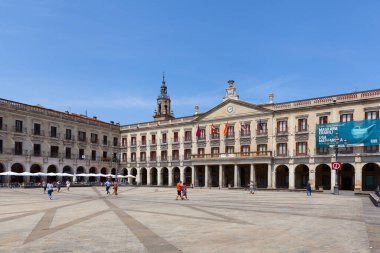 Vitoria-Gasteiz, İspanya - 21 Ağustos 2021: Belediye Binası y Plaza Nueva de Vitoria-Gasteiz
