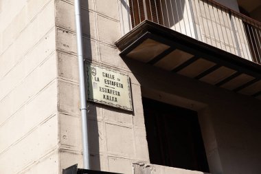 Calle de la Estafeta, Pamplona, İspanya - 22 Ağustos 2021: Calle de la Estafeta 'nın şehirde olduğunu gösteren bir sokak tabelasının yakın çekimi.