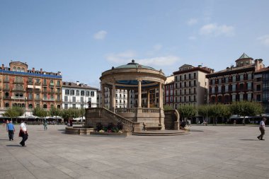 Plaza del Castillo, Pamplona, İspanya - 22 Ağustos 2021: El Kiosko