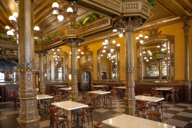 Cafe Iruna, Pamplona, İspanya - 22 Ağustos 2021: İç mekanda süslü lambaları ve canlı bir atmosferde ahşap mobilyaları olan klasik dekorlar yer alıyor.