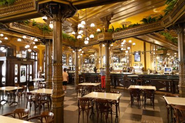 Cafe Iruna, Pamplona, İspanya - 22 Ağustos 2021: İç mekanda süslü lambaları ve canlı bir atmosferde ahşap mobilyaları olan klasik dekorlar yer alıyor.