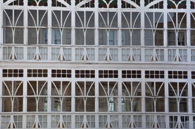 Vitoria-Gasteiz, İspanya - 21 Ağustos 2021: Zarif ahşap çerçeve ve pencerelerin yer aldığı geleneksel bir binanın ayrıntılı görünümü.