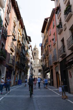 Pamplona, İspanya - 22 Ağustos 2021: İnsanlar Calle Curia boyunca geziniyor, şehrin canlı mimarisi ve atmosferinin tadını çıkarıyorlar.