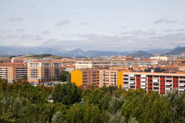 Pamplona, İspanya - 22 Ağustos 2021: Dağlar ve ağaçlar arasında Pamplona 'nın panoramik manzarası