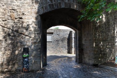 Francia Geçidi, Pamplona: Taştan duvarlarla kaplı bir kaldırım taşına giden yol, bölgenin zengin tarihini vurguluyor.