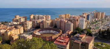 Malaga, İspanya - 23 Şubat 2023: Bu panoramik manzara Malaga 'yı tarihi Plaza de Toros ve arka plandaki canlı limanla yakalıyor.