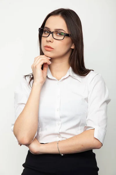 Elegância Retrato Jovem Adulto Atraente Morena Óculos Posando Fundo Branco — Fotografia de Stock
