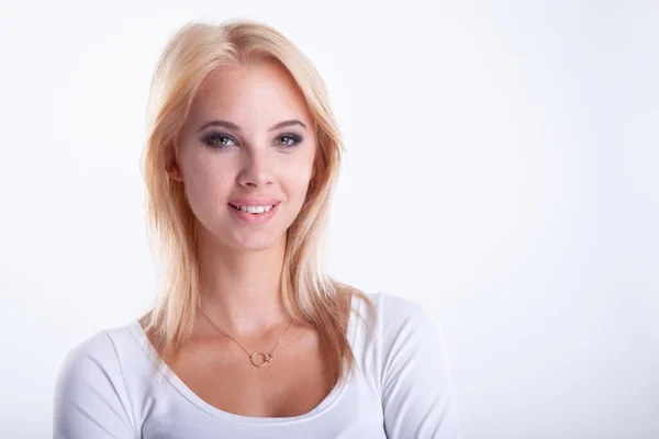 Portret Atrakcyjnej Młodej Dorosłej Atrakcyjnej Blondynki Pozującej Białym Tle — Zdjęcie stockowe