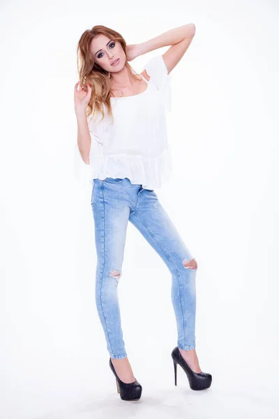 Shiluette Ładna Blondynka Kobieta Niebieskich Dżinsach Białej Koszuli Pozowanie Jasnym — Zdjęcie stockowe