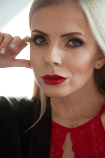 Close Portrait Beautiful Blonde Woman Full Make Red Lips — Stock Photo, Image