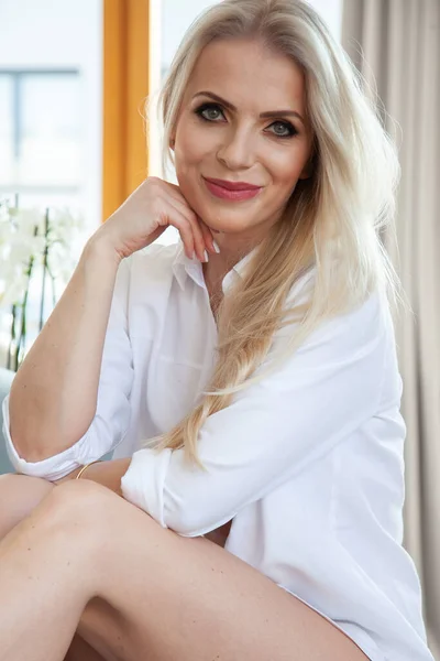 Портрет Привлекательной Молодой Блондинки Красивой Женщины Белой Рубашке Сидящей Доме — стоковое фото