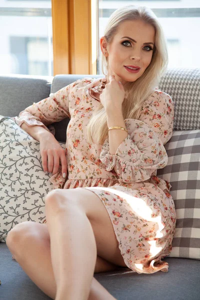 Porträtt Attraktiv Ung Blond Vacker Kvinna Blommor Klänning Sitter Bussen — Stockfoto