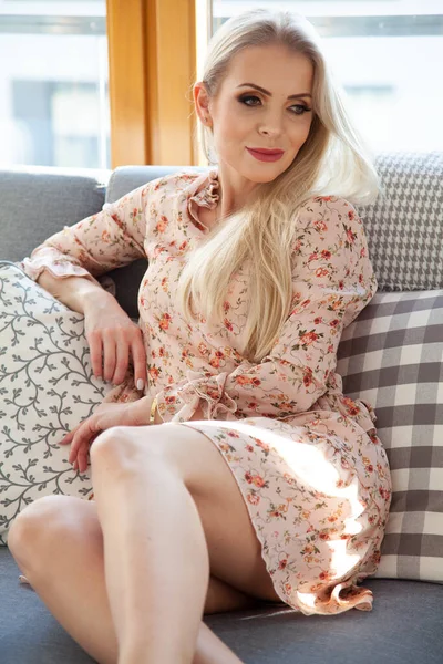 Portret Van Aantrekkelijke Jonge Blonde Mooie Vrouw Bloemen Jurk Zittend — Stockfoto