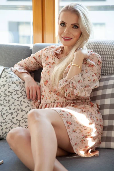 Atraktivní Krásné Mladé Blondýny Dívka Sedí Pohovce Květinových Šatech Jasném — Stock fotografie