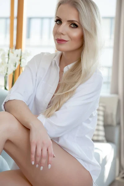 Aantrekkelijke Sexy Sensualiteit Mooie Blonde Wonam Poseren Wit Shirt Woonkamer — Stockfoto
