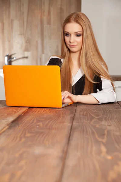 Porträt Der Schönheit Attraktive Hübsche Blonde Mädchen Arbeitet Auf Laptop — Stockfoto