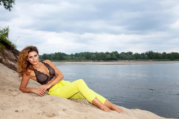 Retrato Mujer Morena Atractiva Sujetador Negro Pantalones Amarillos Posando Playa Imagen De Stock