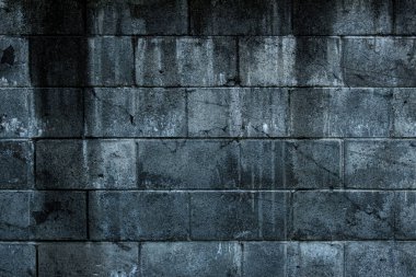 Arkaplan tasarımı için koyu beton blok duvar.