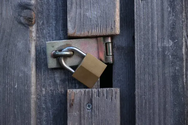 Kilitli ve anahtarı olan tahta bir kapı.