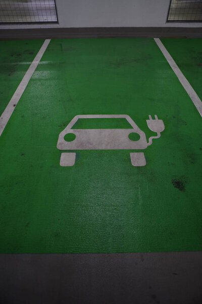 Парковка с зеленым знаком "Электростанция зарядки транспортных средств"