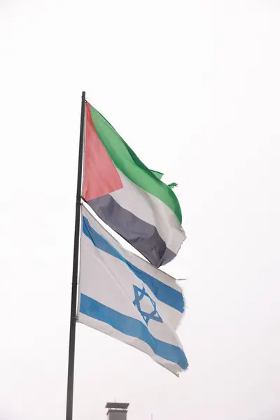 Bir İsrail ve Filistin bayrağı rüzgarda birlikte barış ve beraberliğin sembolü ve iki devletten oluşan bir çözüm olarak