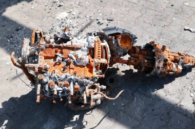 Paslı bir motor yerde yatıyor. Motor paslanmış ve yanmış bir görüntüye sahip. Olay yeri ıssız ve terk edilmiş. Yaşam belirtisi ya da aktivite yok.